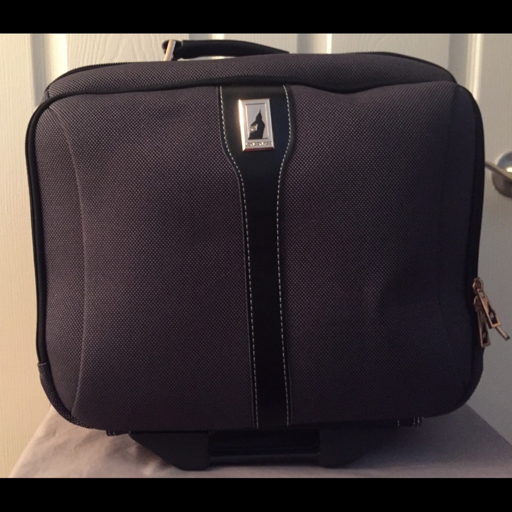 London Fog Women’s Wheeled Carry On Bag